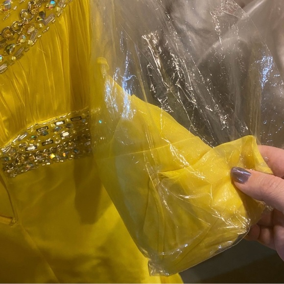 Flowy yellow Tony Bowls prom gown - Picture 13 of 16